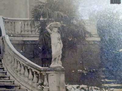 Osservandole notiamo come ai due lati della scala vi erano due sculture femminili, con un vaso sulla testa...